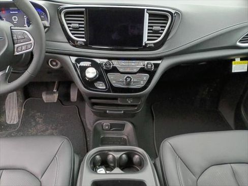 New 2026 Chrysler Pacifica Select image 28