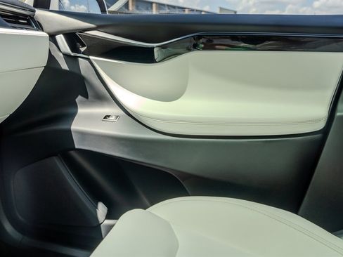 Used 2020 Tesla Model X Long Range AWD/4WD image 25