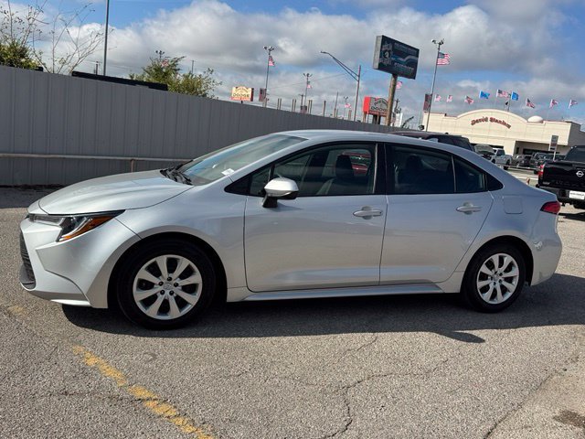 Used 2026 Toyota Corolla LE FWD image 3