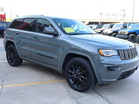 Used 2022 Jeep Grand Cherokee Laredo X image 4