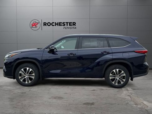 Used 2023 Toyota Highlander XLE AWD/4WD image 2