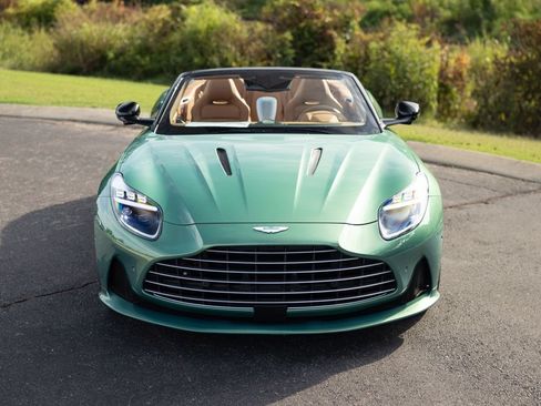 Used 2025 Aston Martin DB12 Convertible RWD image 11