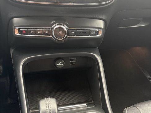 Used 2021 Volvo XC40 T5 Momentum image 24