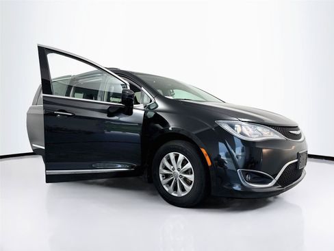 Used 2017 Chrysler Pacifica Touring-L FWD image 22