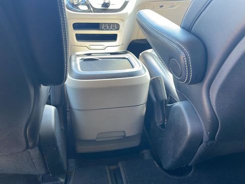 Used 2023 Chrysler Pacifica Touring-L FWD image 19