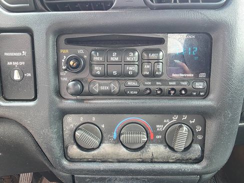 Used 2000 Chevrolet S10 Pickup LS w/ Preferred Equipment Group image 19