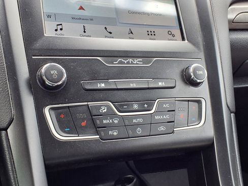 Used 2019 Ford Fusion SE image 13