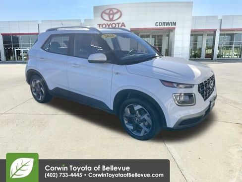 Used 2025 Hyundai Venue SEL image 1