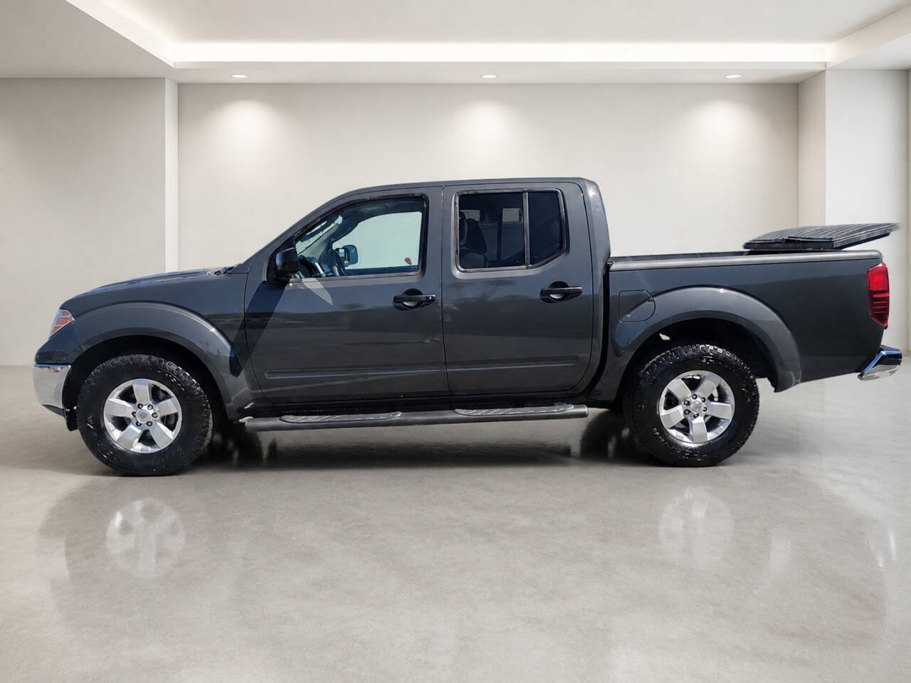 Used 2011 Nissan Frontier SV RWD image 2