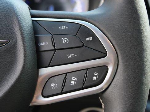 Used 2025 Chrysler Pacifica Select FWD image 15