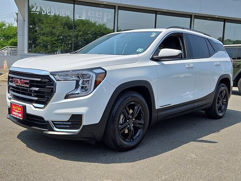 Used 2024 GMC Terrain SLE w/ Driver Convenience Package FWD image 3