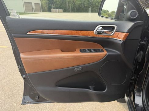 Used 2011 Jeep Grand Cherokee Overland AWD/4WD image 17
