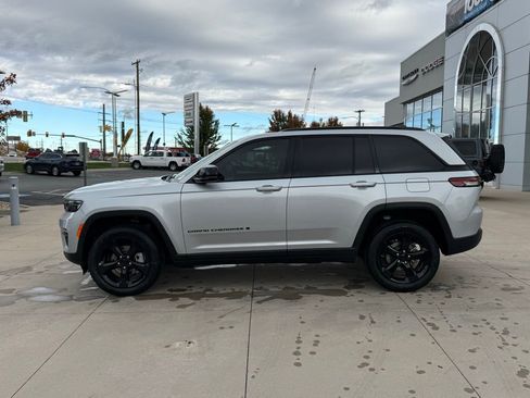 New 2025 Jeep Grand Cherokee Limited w/ Black Appearance Package image 11