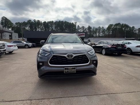 Used 2022 Toyota Highlander XLE AWD/4WD image 9