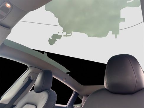 Used 2022 Tesla Model Y Long Range image 24