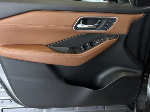 Used 2024 Nissan Rogue Platinum w/ Platinum Premium Package FWD image 16