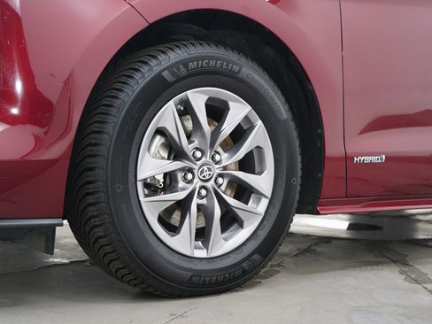 Used 2021 Toyota Sienna XLE image 30