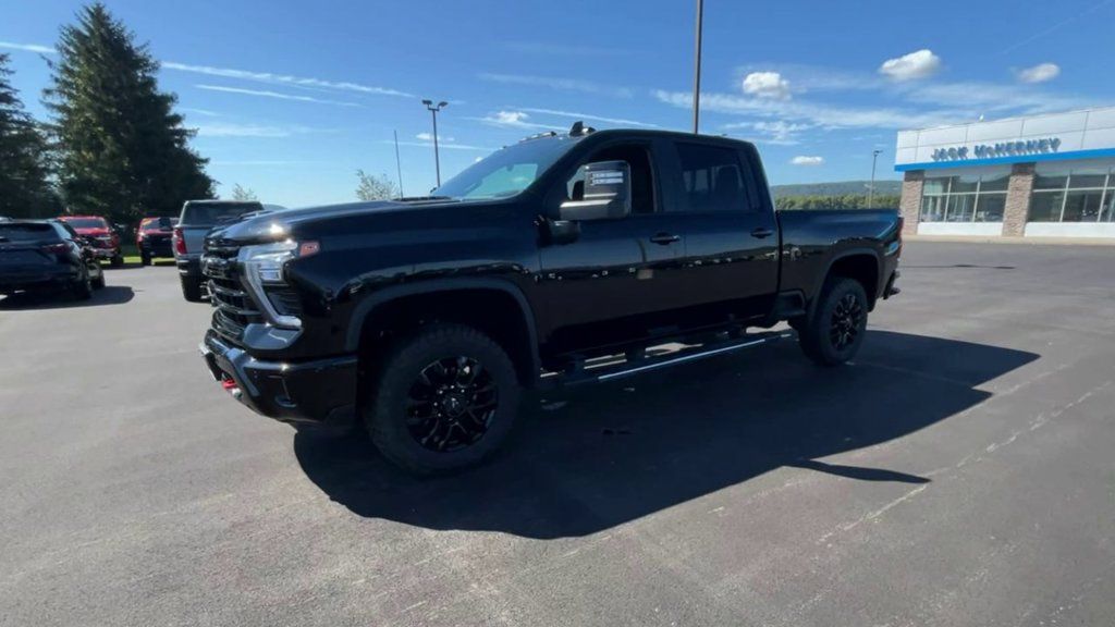 Used 2025 Chevrolet Silverado 2500 LT w/ Trail Boss Package AWD/4WD image 4