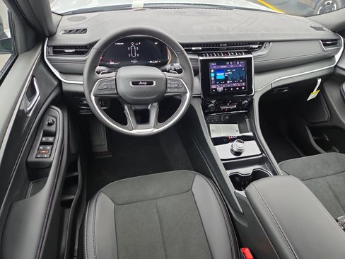 New 2025 Jeep Grand Cherokee L Altitude image 8