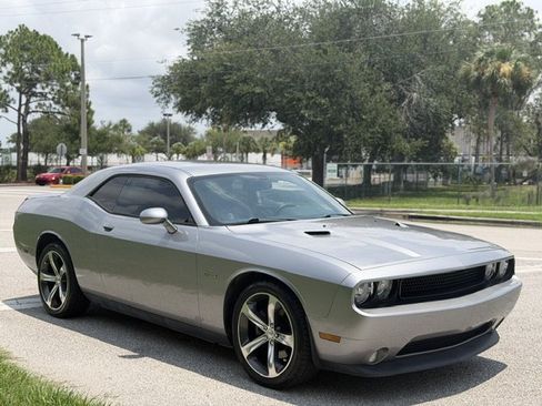 Used 2014 Dodge Challenger SXT RWD image 7