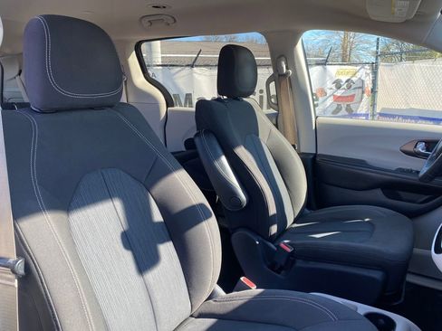 Used 2020 Chrysler Voyager L FWD image 18