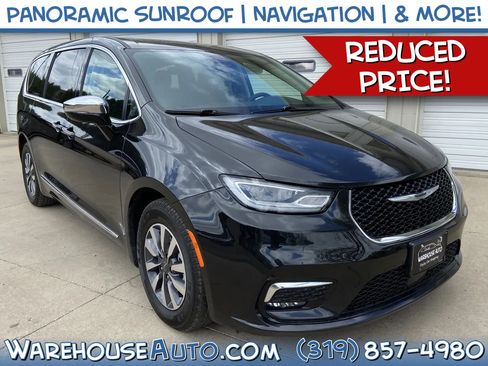 Used 2023 Chrysler Pacifica Limited FWD image 1