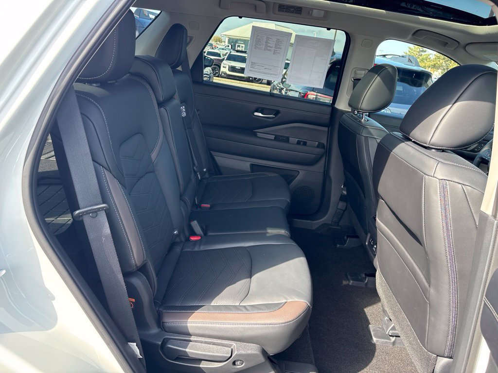 Used 2023 Nissan Pathfinder Platinum w/ Cargo Package AWD/4WD image 11