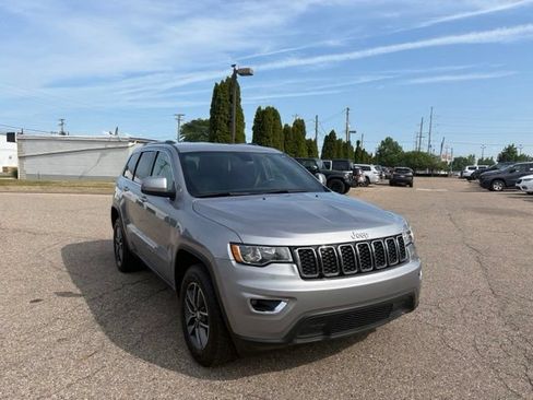 Used 2020 Jeep Grand Cherokee Laredo w/ Security & Convenience Group AWD/4WD image 9