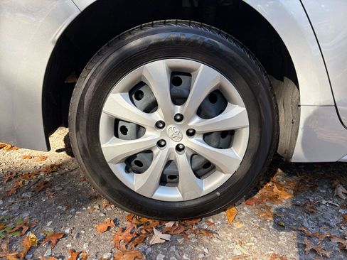 Used 2025 Toyota Corolla LE image 28
