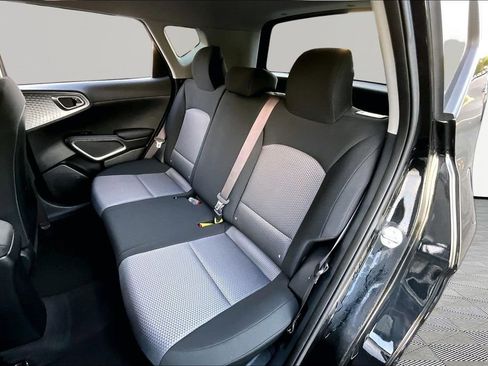 Used 2023 Kia Soul LX w/ LX Technology Package image 17