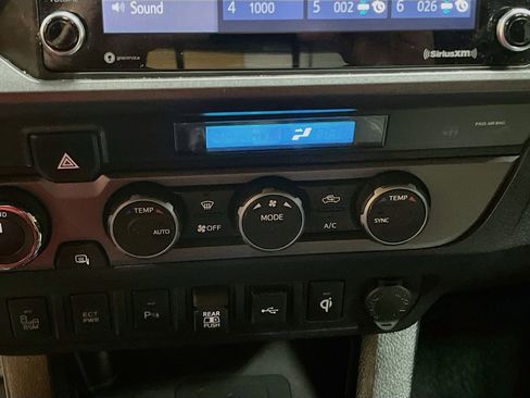 Used 2021 Toyota Tacoma TRD Off-Road w/ Technology Package AWD/4WD image 16