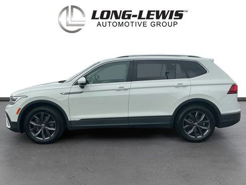 Used 2022 Volkswagen Tiguan SE w/ Panoramic Sunroof Package FWD image 2