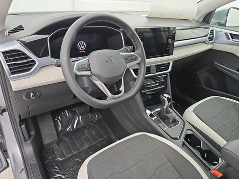 Certified 2025 Volkswagen Taos SE FWD image 15