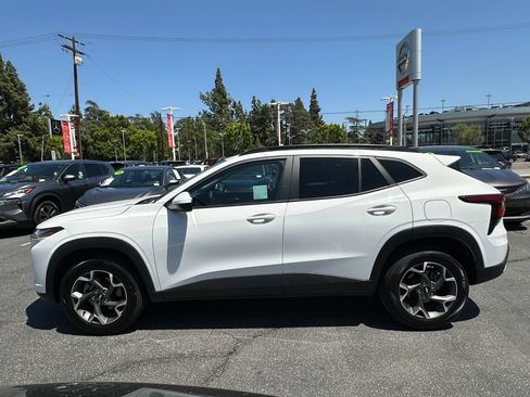Used 2024 Chevrolet Trax LT FWD image 3