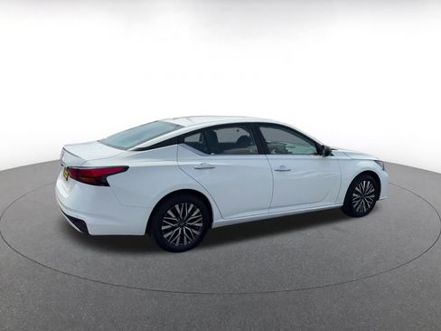 Used 2025 Nissan Altima 2.5 SV FWD image 14