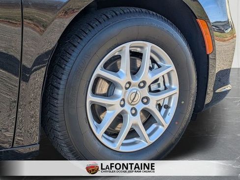 Used 2024 Chrysler Pacifica Touring-L image 31