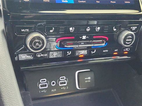 Used 2022 Jeep Grand Cherokee Overland w/ Luxury Tech Group IV image 40