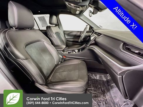 Used 2025 Jeep Grand Cherokee Altitude AWD/4WD image 17