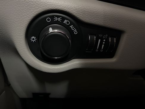 Used 2021 Chrysler Voyager Lxi FWD image 25