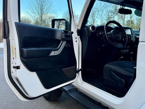 Used 2018 Jeep Wrangler Sahara w/ Connectivity Group AWD/4WD image 12