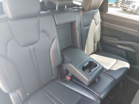 Used 2024 Kia Sorento S image 11