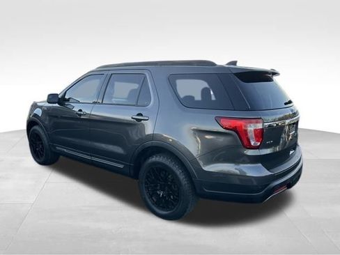 Used 2019 Ford Explorer XLT image 4