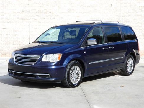 Used 2014 Chrysler Town & Country Touring-L image 7