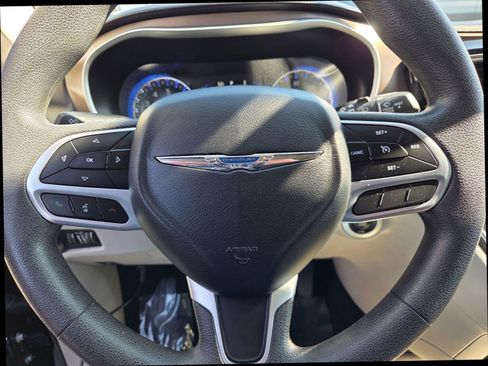 Used 2018 Chrysler Pacifica Touring Plus w/ Tire & Wheel Group image 29