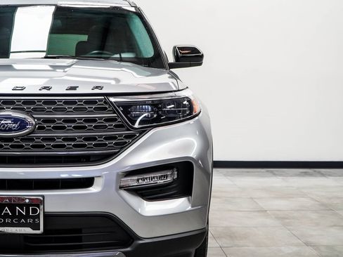 Used 2022 Ford Explorer XLT w/ Equipment Group 202A image 4