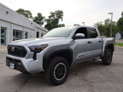 Used 2025 Toyota Tacoma TRD Off-Road AWD/4WD image 4