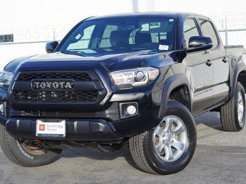 Used 2017 Toyota Tacoma TRD Off-Road image 4
