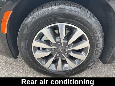 Used 2022 Chrysler Pacifica Touring-L FWD image 18