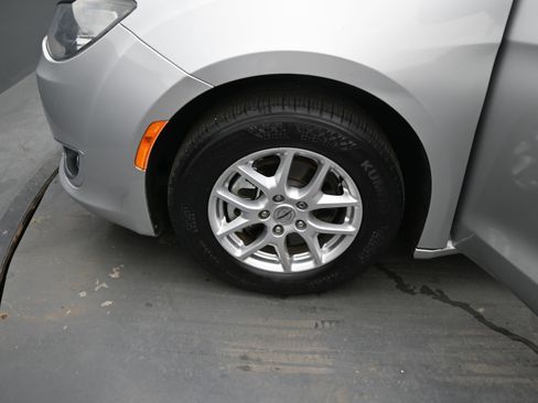 Used 2022 Chrysler Voyager LX image 23