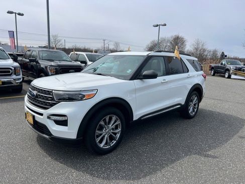 Certified 2023 Ford Explorer XLT w/ Equipment Group 202A AWD/4WD image 3